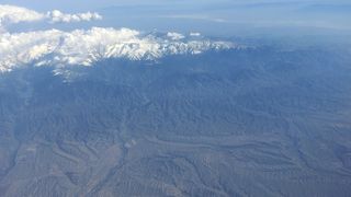 木がない天山山脈の淵をシルクロードは走っているのでしょうか？