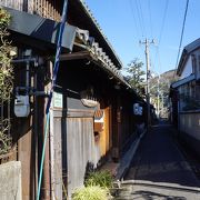 街中には大小の漆器店があって