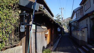 街中には大小の漆器店があって