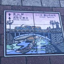 近くの歩道には桜橋が描かれたイラストもあります。