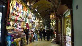 屋根付き巨大なショッピングセンター