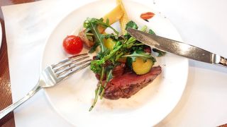 デパートの中に入ってるレストランといった雰囲気の店