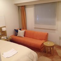 長いソファーがあります