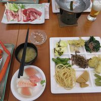 バイキングの夕食、カニやしゃぶしゃぶもあります