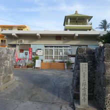 寺の建物は風情を感じない。