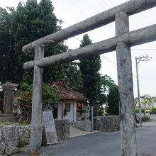 御嶽の前に鳥居があります。