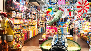 沖縄みやげがすべて揃うほどの大型みやげ屋さん！