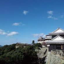 馬具櫓・奥に松山城天守
