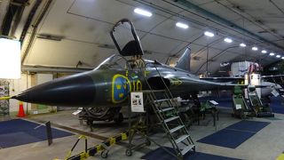 岩盤をくり抜いた秘密の基地