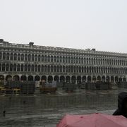 サンマルコ広場を囲むように建っている建物