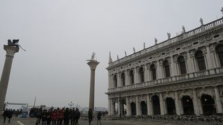 運河に面した美しい広場