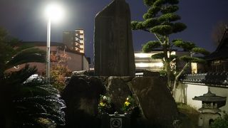 お寺の脇に整備された大きな石碑