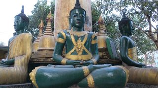 変わった色の仏像