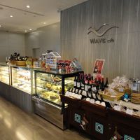 ロビーの一角にケーキを販売するお店があります