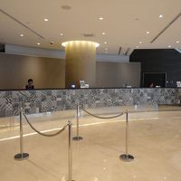 広いロビーにあるフロント