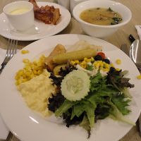 朝食　お皿に盛りつけました