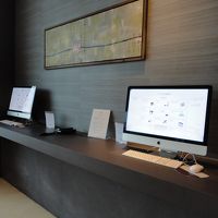 ロビーにある休憩コーナーにパソコンが二台あり、自由に使えます