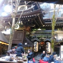 竈の前にある桃季庵です