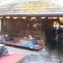 竈にいく通路傍にある座敷です、外は炬燵です