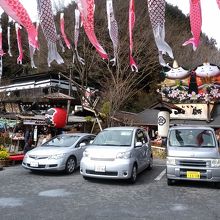写真左側に桃季庵、竈があり、山賊の正面が写っています