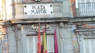 大通りから、１歩中に入った石畳の中庭。