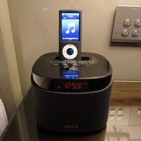 ベッドサイドテーブルにｉｐｏｄ専用のスピーカーがあります