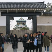 桜門から見た大阪城天守閣
