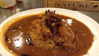 カレー激戦区 裏谷4で 豚骨スープでつくる絶品カレーを！