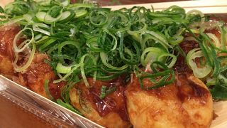 フードコートでとろりネギたこ焼き