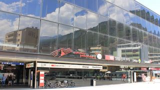 スイス国鉄とマツターホルン・ゴッタルド鉄道の乗換駅