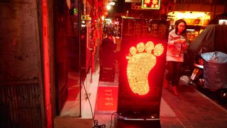 廟街（テンプルストリート）の隣、飲食店多数、足底按摩の店もあり