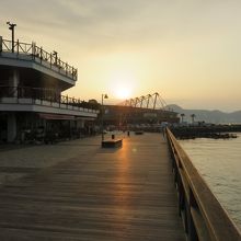 左側が早朝のカモンワーフ