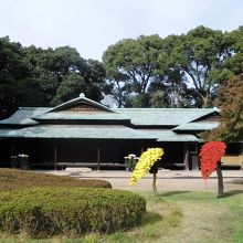 二の丸庭園にある諏訪の茶屋