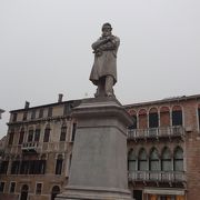 広場の中央に銅像があります。