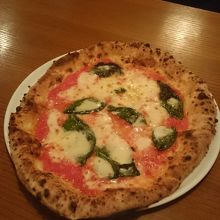 前菜と一緒に出るからピッツァ冷めるやん