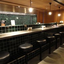 バーカウンターがあります