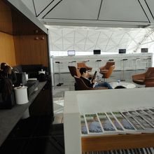 左のカウンターでワインを注文します