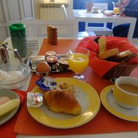 朝食はコンティネンタル・スタイルだが，充実している．