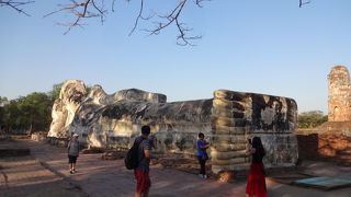 横たわっている仏像があるのみ