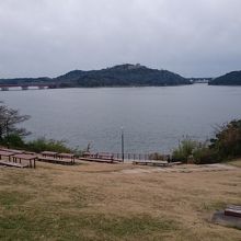湖に面した公園