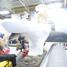 空港内では白熊が出迎え