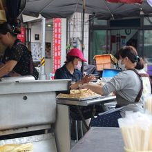 お店の人が蝦捲をつくっています