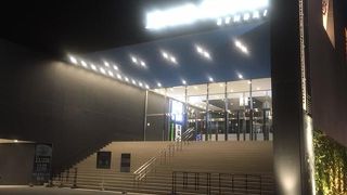 まだ再開発途中のエリアにあります