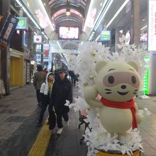 たぬきの置物がマスコットキャラみたいに立っている