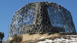 檜でできた六甲山の上に立つ大きな樹