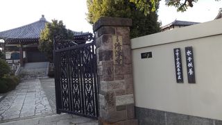 昔の名残でしょう、お寺の多いエリアにあります。