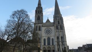 左右の塔は対照的では・・・