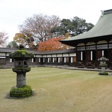 苔むした石灯籠が見せる景色