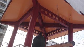 巨大な鐘が目立つ