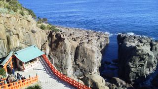 神社の赤が青い海によく映える（鵜戸神宮）